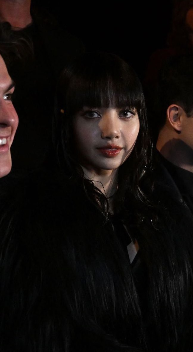 WORLDMUSICAWARD's tweet photo. #BLACKPINK's #Lisa enjoying the #Celineshow in good company!🌟🗼🇫🇷❤️‍🔥👑💛@BLACKPINK
LALISA AT CELINE LEPALACE
#LISAxCelineWinter23
#LISAXCELINE https://t.co/u4USmNtZNJ