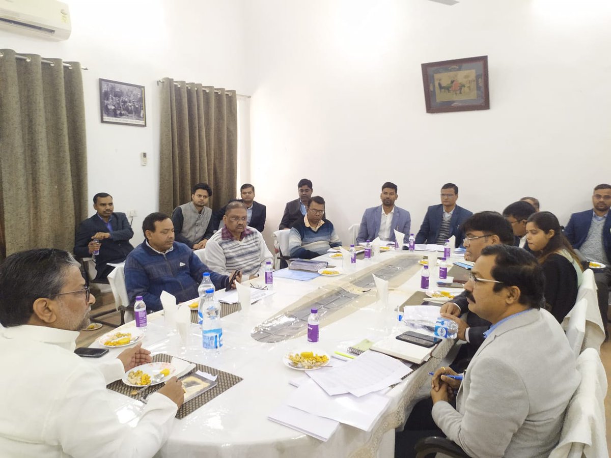 alokmehtamp's tweet photo. आज प० चंपारण,बेतिया में राजस्व संबंधित पदाधिकारियों एवं अधिकारियों के साथ समीक्षा बैठक की।सभी लम्बित कार्यों को त्वरित कार्रवाई कर,निष्पादित करने का निर्देश दिया।सभी अंचलाधिकारी/राजस्व अधिकारी/कार्यालय कर्मी,आम जनता या प्रतिनिधि के साथ शालीनता एवं शिष्टाचार के साथ व्यवहार करेगे। https://t.co/bfuvNGiCvA