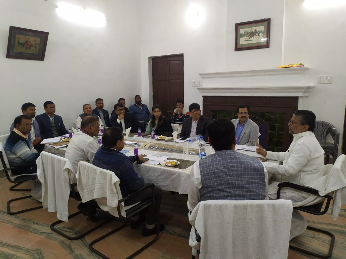 alokmehtamp's tweet photo. आज प० चंपारण,बेतिया में राजस्व संबंधित पदाधिकारियों एवं अधिकारियों के साथ समीक्षा बैठक की।सभी लम्बित कार्यों को त्वरित कार्रवाई कर,निष्पादित करने का निर्देश दिया।सभी अंचलाधिकारी/राजस्व अधिकारी/कार्यालय कर्मी,आम जनता या प्रतिनिधि के साथ शालीनता एवं शिष्टाचार के साथ व्यवहार करेगे। https://t.co/bfuvNGiCvA