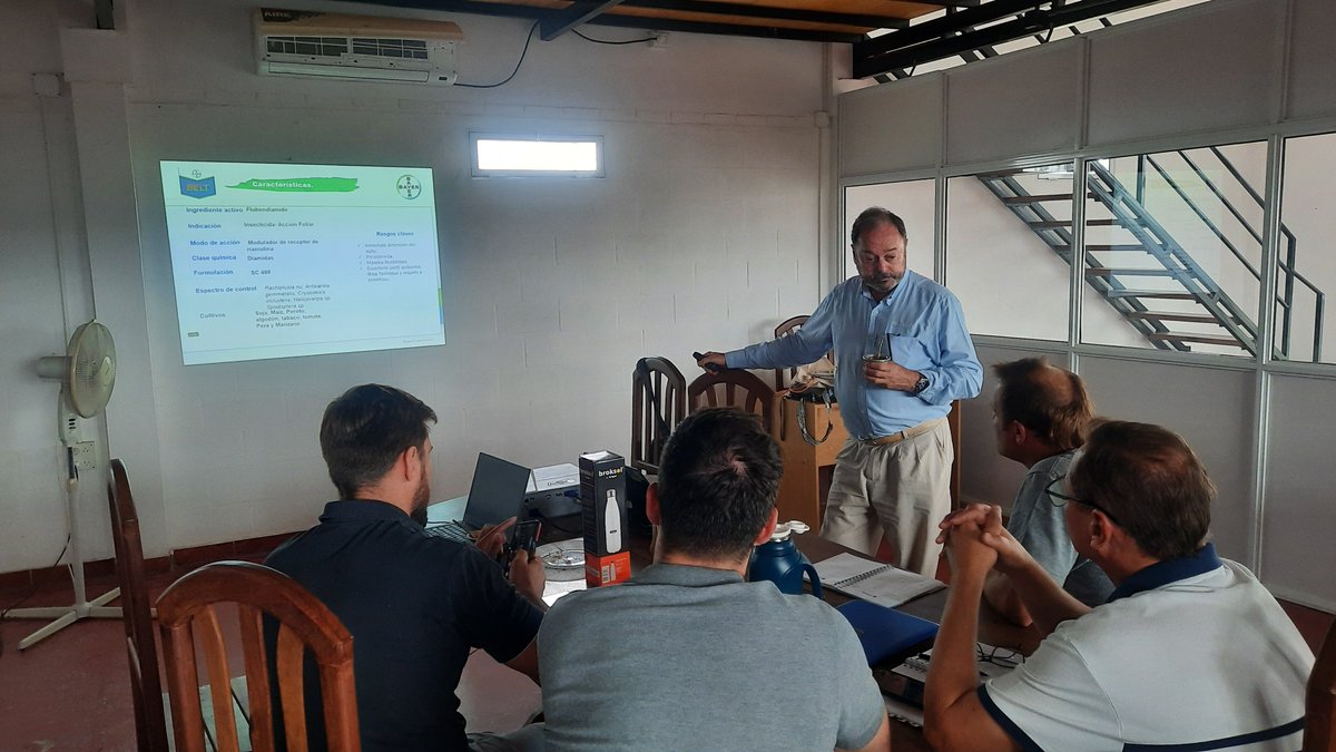 LucianoColomba3's tweet photo. Recorrida tecnica-comercial junto a Eduardo Toraglio ( Field Marketing) en los distribuidores  Innoba DelyarSA y @Agrosistemamar con Foco en insecticidas y fungicidas  para la protección  de los cultivos  en un año muy desafiante!!
@Bayer4CropsAR 
#region centro https://t.co/sEDIMhFeqR
