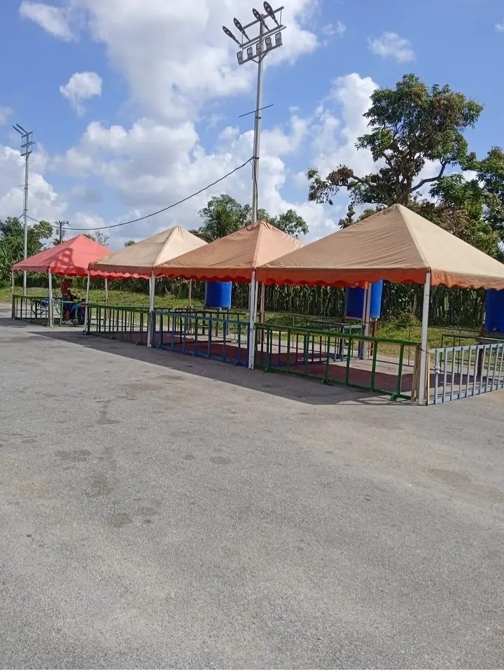 La Empresa Provincial de Aseguramiento al Comercio presentes en la plaza poniendo las carpas para la presentación de Maikel Blanco.
#gecpr
#comerciopinar
#EPAC