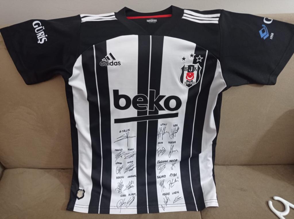 Sevgili @DilekEagle_1903 parasını deprem bölgesine göndermek için Şampiyon Beşiktaş formasını, açık artırmaya çıkarmamı istedi. Destek olmak için tekliflerinizi twitin altına yapabilirsiniz.
Twitin çok kişiye ulaşması için RT ederseniz sevinirim.
<a href="/Besiktas/">Beşiktaş JK</a> <a href="/ahbap/">Ahbap</a> <a href="/AFADBaskanlik/">AFAD</a>