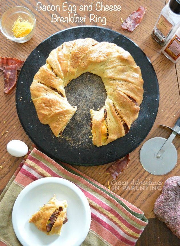 Bacon Egg and Cheese Breakfast Ring #breakfast #recipes #bacon #egg #cheese #baconeggcheese #ring #wreath #pamperedchef #crescentroll #crescentrollrecipes #brunch crazyadventuresinparenting.com/2014/09/bacon-…