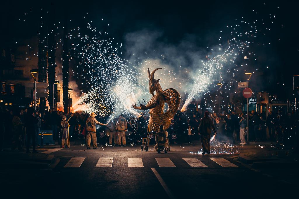 LlampecNois's tweet photo. El diumenge passat l'artista Albertoexekution va captar aquesta fantàstica instantània.
Va ser un honor tornar a cremar #salou gràcies a la invitació dels nostres padrins del Xaloc i acompanyats com sempre dels grandíssims @Boctukada  vam gaudir d'allò més. https://t.co/URC1Yc72xB