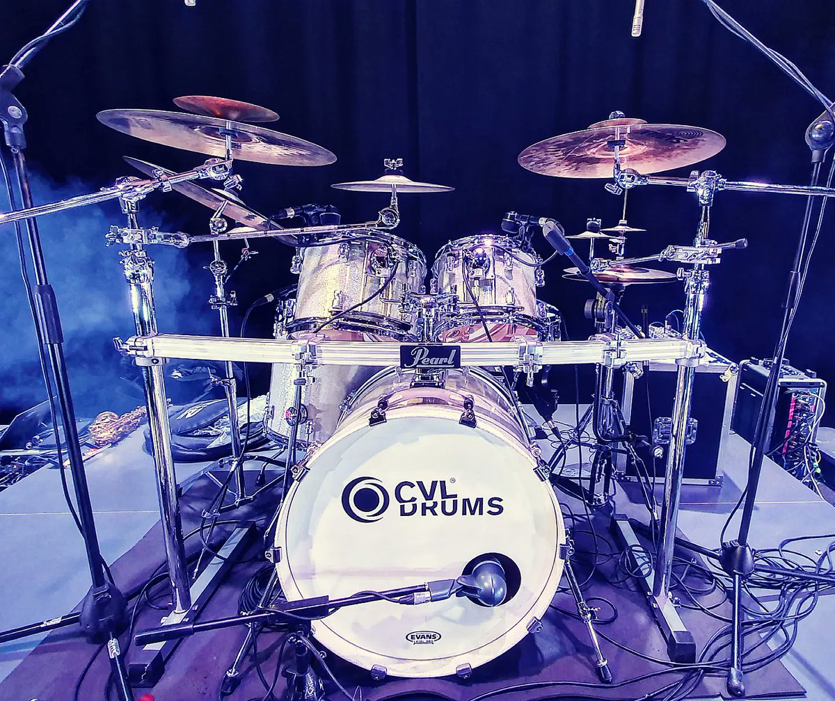 aledrumgroove's tweet photo. 📷🥁🥁🥁Stasera al Teatro Comunale di #Belluno 😊 #soldout 😎 #dsog CVL Drums #stage #live #mountains #overgold #loveovergold #direstraits https://t.co/pAnL4nnJMj