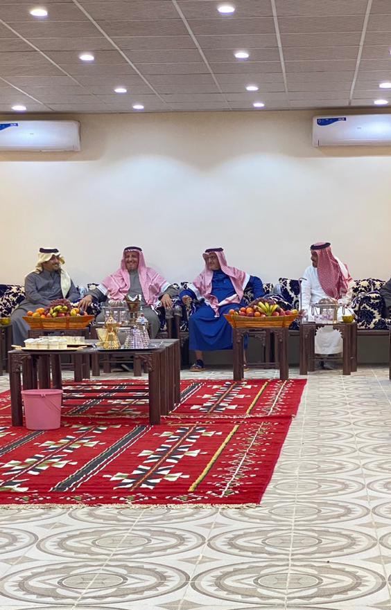 1199911a's tweet photo. قصيده مهداه 
للشيخ /خالد محمد ابن شفلوت

رجلن ليا منك عنيت ونصيته
تقلط على طيب النبا والتراحيب
كنك فبيتك وانت ضيفن فبيته
ماهو غريب الطيب من راعي الطيب
شلت الاسم وبحد سيف احتميته
اسمن كبير و معتلي فالمراقيب
الشيخ خالد لو نخيته لقيته
فالحروه اللي مالحقتها عذاريب

@sfloot505 https://t.co/rPkOfYINOG