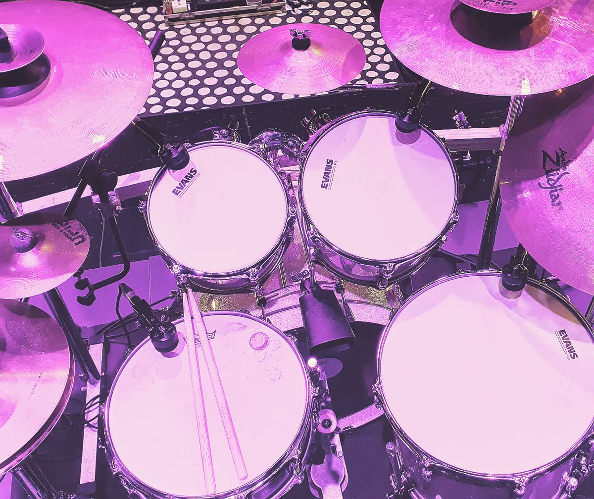 aledrumgroove's tweet photo. 📷🥁🥁🥁Stasera al Teatro Comunale di #Belluno 😊 #soldout 😎 #dsog CVL Drums #stage #live #mountains #overgold #loveovergold #direstraits https://t.co/pAnL4nnJMj