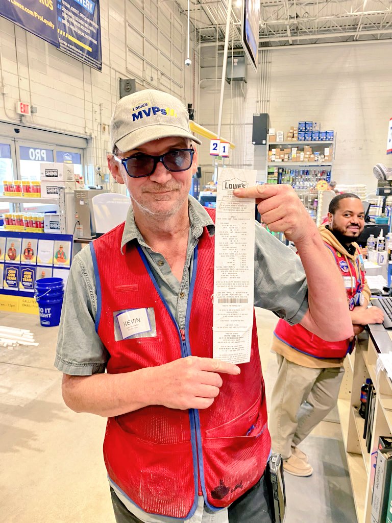 katlynzora's tweet photo. Check out Kevin, PSS, just #sellingstuff! What a great way to end the week! #439TheBattlefield @BlueBoxR1 @zsanitta @eric_marler @BenitoKomadina @_nicolemarie_6 @rayadee5 @GusGus1016 @ryanmoringlowes @TheProRally https://t.co/QH86n45ZGu