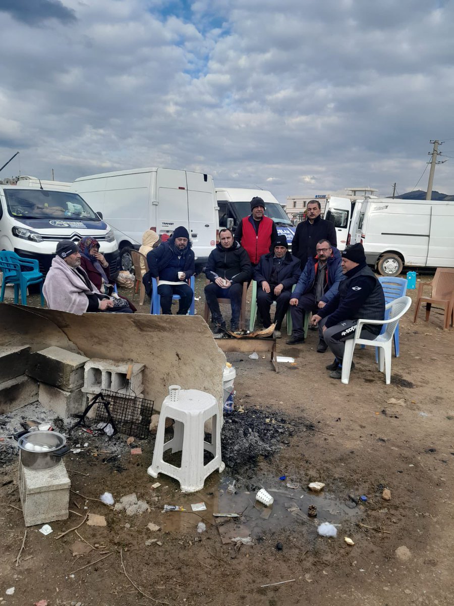 kademozbay_'s tweet photo. #Gaziantep Nurdağı ve Islahiye’de de yıkım çok büyük. Elektrik ve akaryakıt sıkıntısı hala devam ediyor, insanlar soğukta korunaksız; en acil ihtiyaçlar kışlık çadır, konteynır ve ısıtıcı. #deprem https://t.co/JMIJ3Ib1o6