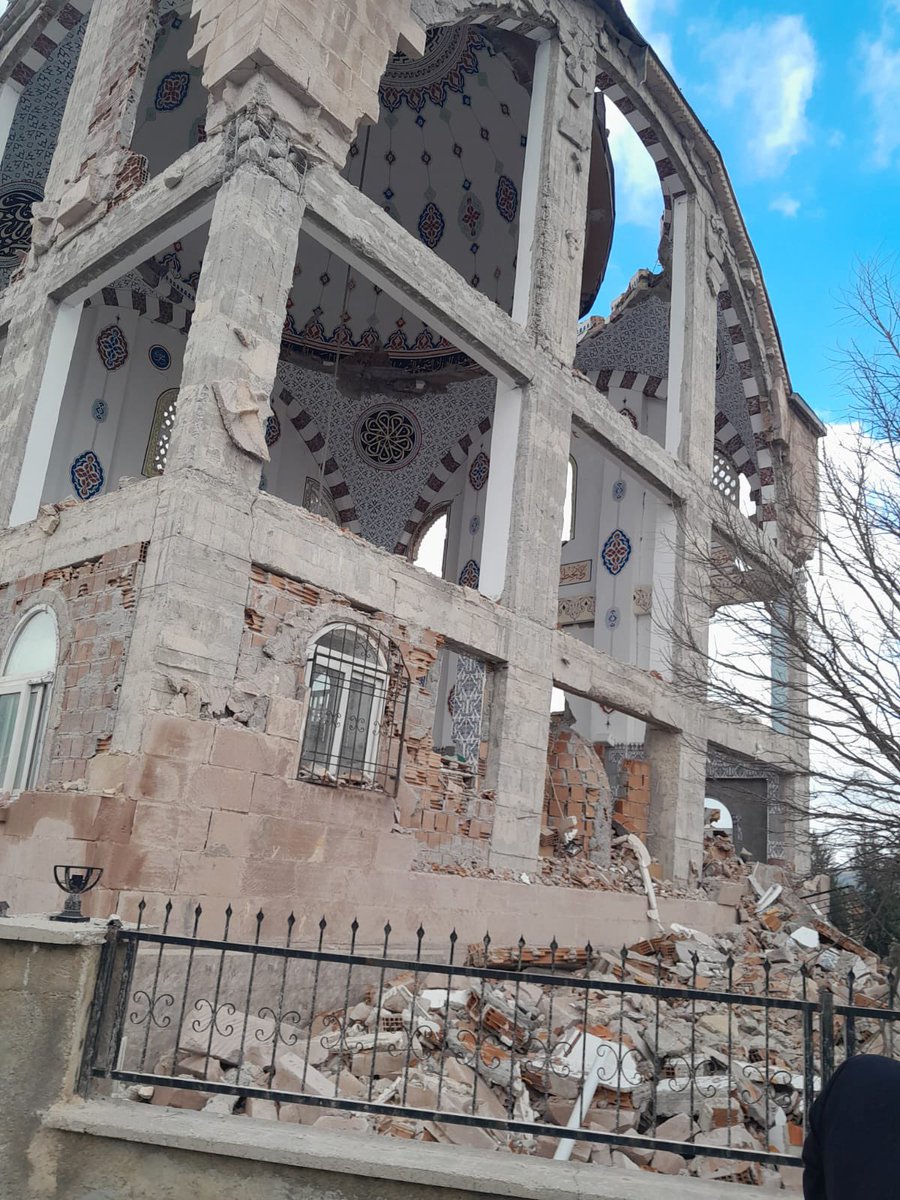 kademozbay_'s tweet photo. #Gaziantep Nurdağı ve Islahiye’de de yıkım çok büyük. Elektrik ve akaryakıt sıkıntısı hala devam ediyor, insanlar soğukta korunaksız; en acil ihtiyaçlar kışlık çadır, konteynır ve ısıtıcı. #deprem https://t.co/JMIJ3Ib1o6