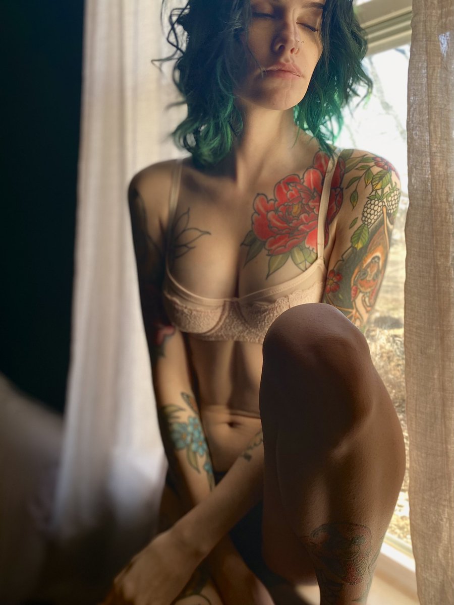 llyc0re's tweet photo. just a dreamy girl with a bratty side ✨✨✨ https://t.co/PYoAFi8alD