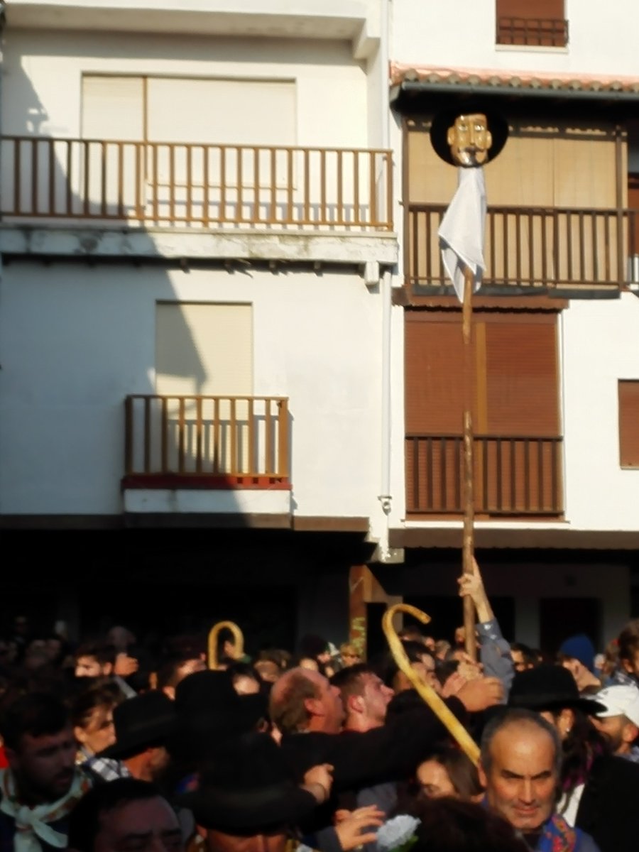VeradeCaceres's tweet photo. Fiestas de la Vera. El Peropalo de Villanueva de la Vera.
El próximo domingo se saca la cabeza del Peropalo (la Turra) por las calles de Villanueva. Es el inicio de esta fecha declarada de Interés Turístico Regional y que tendrá su continuación a partir del domingo 19.
#peropalo https://t.co/oCL5c3vzjW