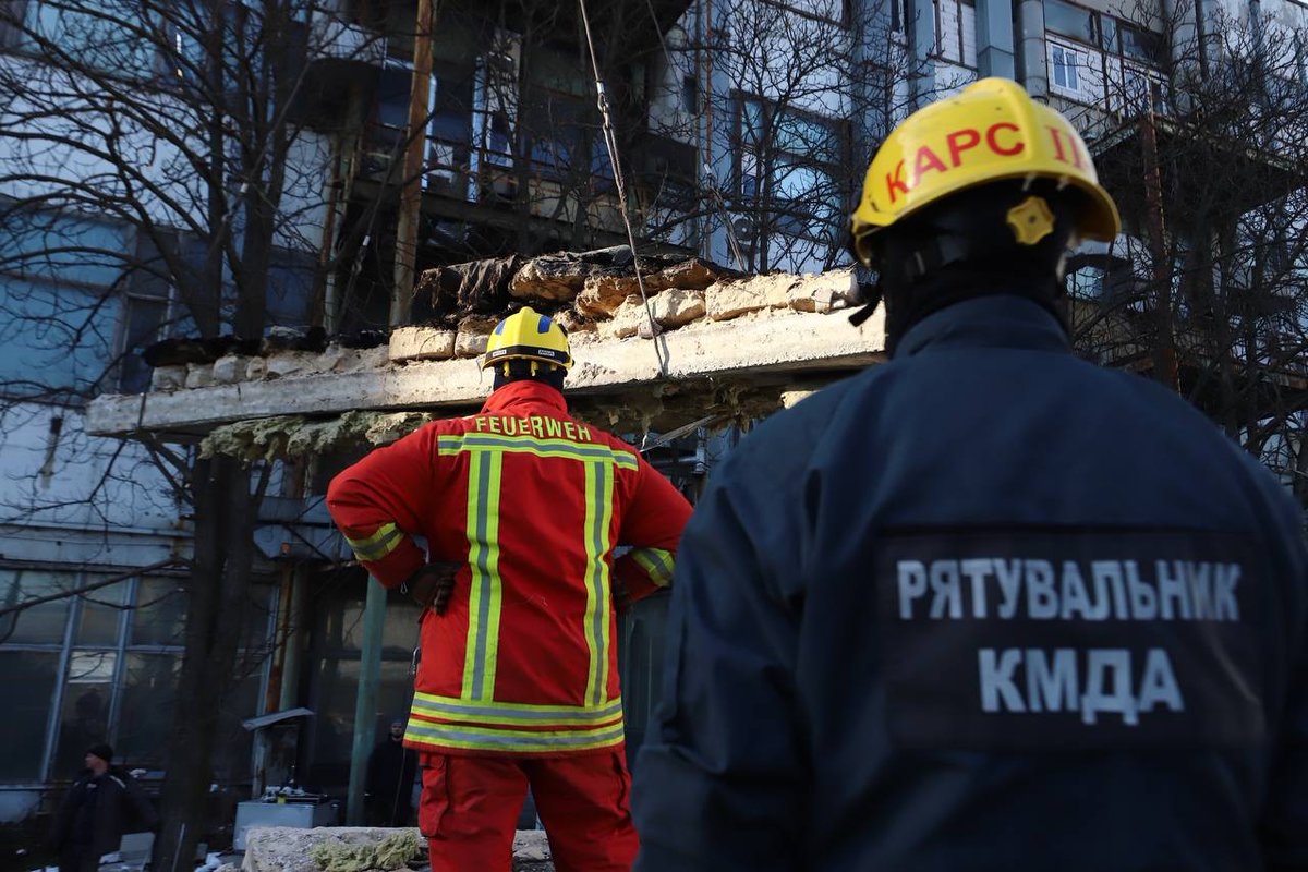 GYI_ua's tweet photo. Footage of debris removal in the Darnytskyi district of Kyiv is published by the Kyiv City State Administration

#Ukraine #UkraineWillWin #Ukraina #Ucrania #War #news #RussiaIsATerroristState #RussiaUkraineWar #Russia #RussianLosses #RussiaIsANaziState #Kyiv https://t.co/ZB6BuhVnch