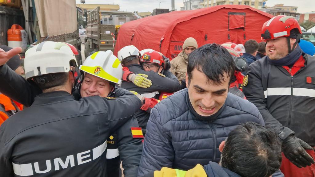 Defensagob's tweet photo. ¡Estos 🫂  abrazos nos han emocionado!
Gracias, gracias, gracias🙏 🤗
Por todos los mensajes de cariño recibidos hoy tras el ENORME trabajo en el #TerremotoTurquia, cuando 
nuestros militares de @UMEGob han salvado las vidas de Leyla, Elif y Muslin. 
#BuenasNoches 
#ParaServir 🫡 https://t.co/NASxIONY38