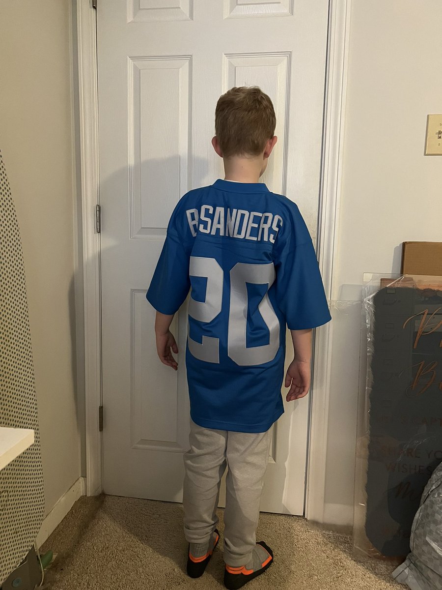 @BarrySanders @Prudential @FOXSports @h2hlegends @NFL @hall @fox My son represented today at his elementary school for jersey day.