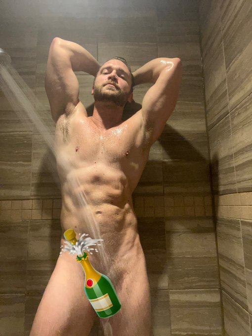 Let&rsquo;s get sweaty w a back and booty workout then jump in the shower for some early Friday Fun https://t<a href="/tag/flexfriday"class="tags"><span>#flexfriday</span></a>