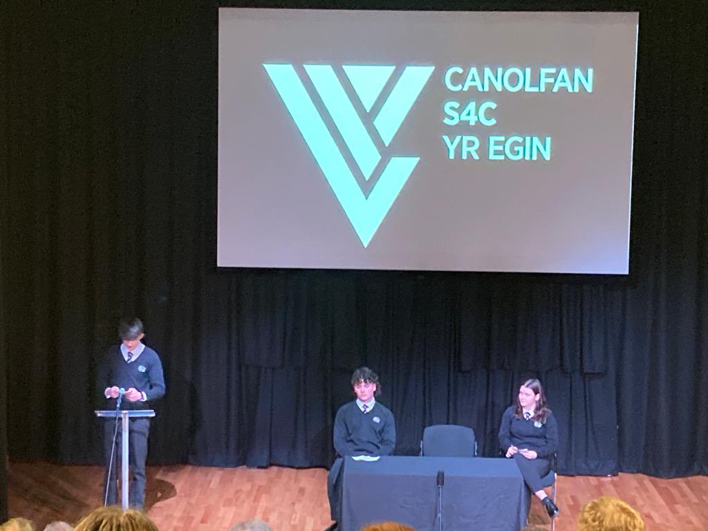 Llongyfarchiadau i Morgan Davies, Mirain Owen a Siôn Thomas-Williams am ddod yn 🥉 yn rownd derfynol Cystadleuaeth Siarad Cyhoeddus y Rotari yn Ne a Gorllewin Cymru. Llongyfarchiadau i Siôn am ennill gwobr y cadeirydd gorau ac i Morgan am ddod yn drydydd am ei rol fel cynigydd.