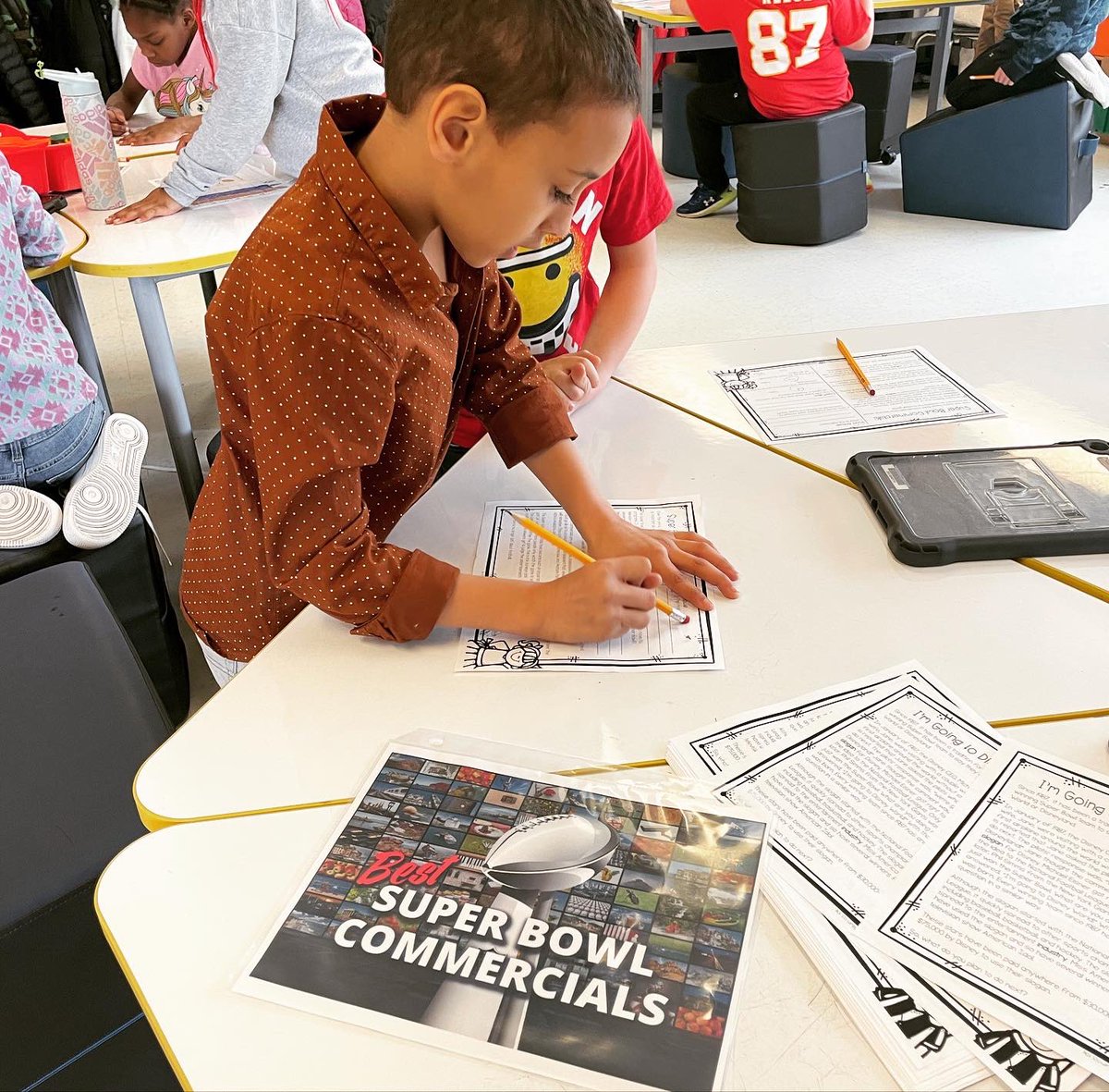 parenteauteach's tweet photo. 3rd grade scored a touchdown today with some Super Bowl fun! #edisonshines @mrstfrazier https://t.co/QLETlO2g6U