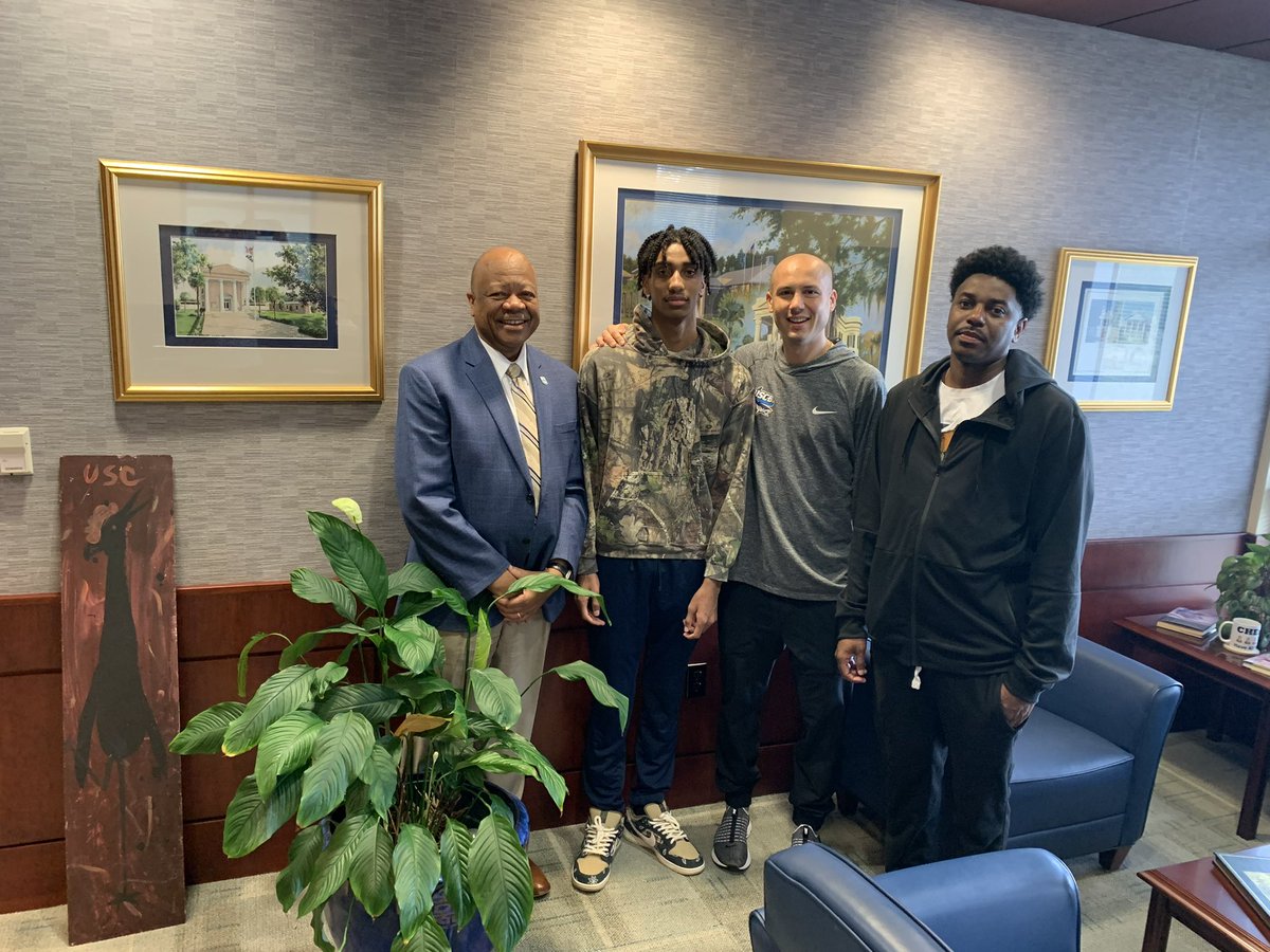 JalenJefferso18's tweet photo. Blessed to receive a offer from usc Beaufort after a great visit🙏🏽 @Coach_RonFudala https://t.co/t96z568DGq