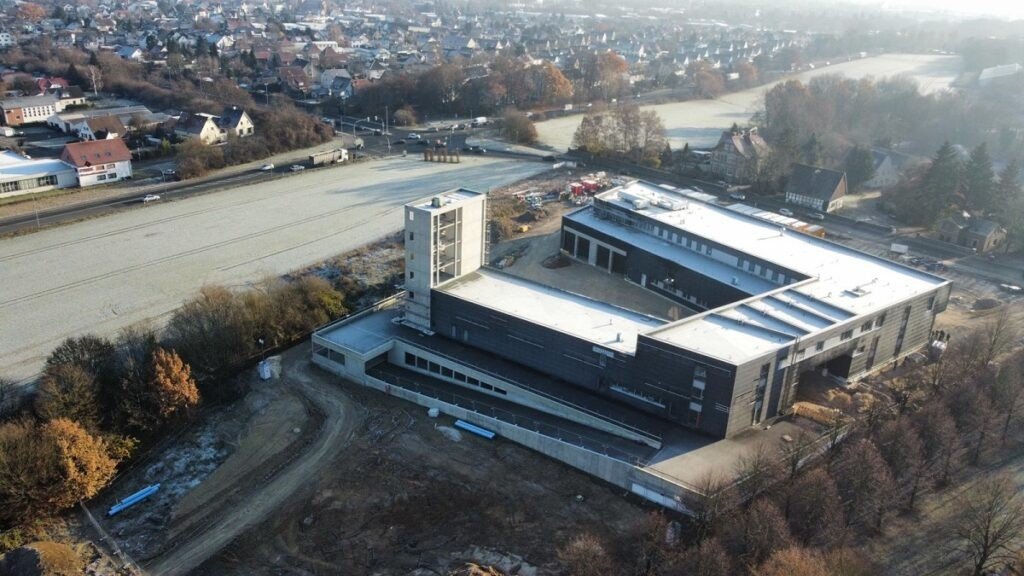 fwbadsalzuflen's tweet photo. Der Feuerwachenneubau an der #B239 ist kaum zu übersehen. Dieses Jahr wollen wir dort noch einziehen. Unser Bautagebuch mit mehr Fotos gibt’s auf unserer Webseite (Link in Bio). #Feuerwehr #BadSalzuflen #BadSalzuflen112 #112live #ImEinsatzfürBadSalzuflen #Feuerwehr112 https://t.co/HR5KFBcN2v