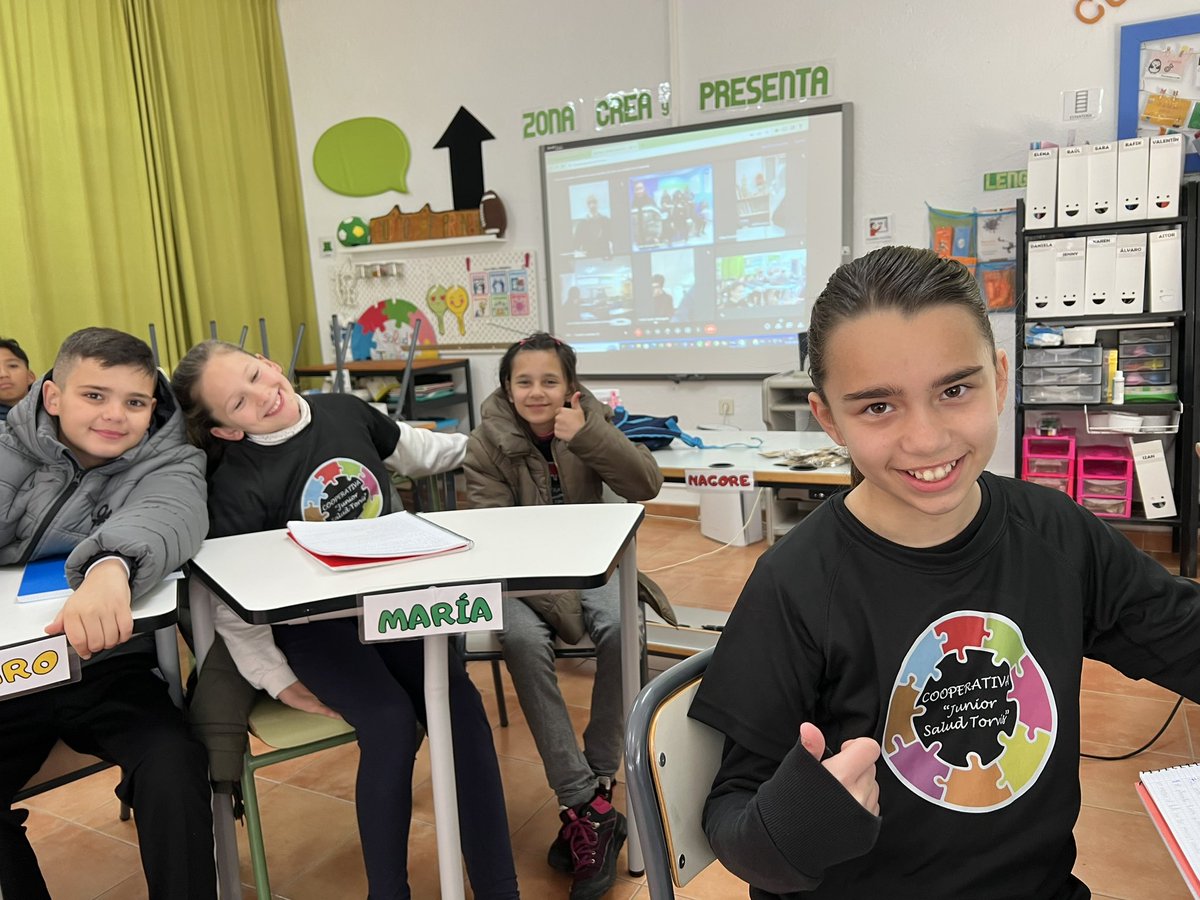 saludtorvis's tweet photo. Increíble poder compartir sesión con tres IES 🤩 Docentes y alumnado implicados y motivados, trabajando juntos en el proyecto “Crecemos en vertical” 💦🪴 Buscando aprender con un fin social. Nos une @CulEmprendedora 👏🏼👏🏼👏🏼 @CPRdbv #auladelfuturo #InnovaEx22_22 https://t.co/JyQBdBiGhL