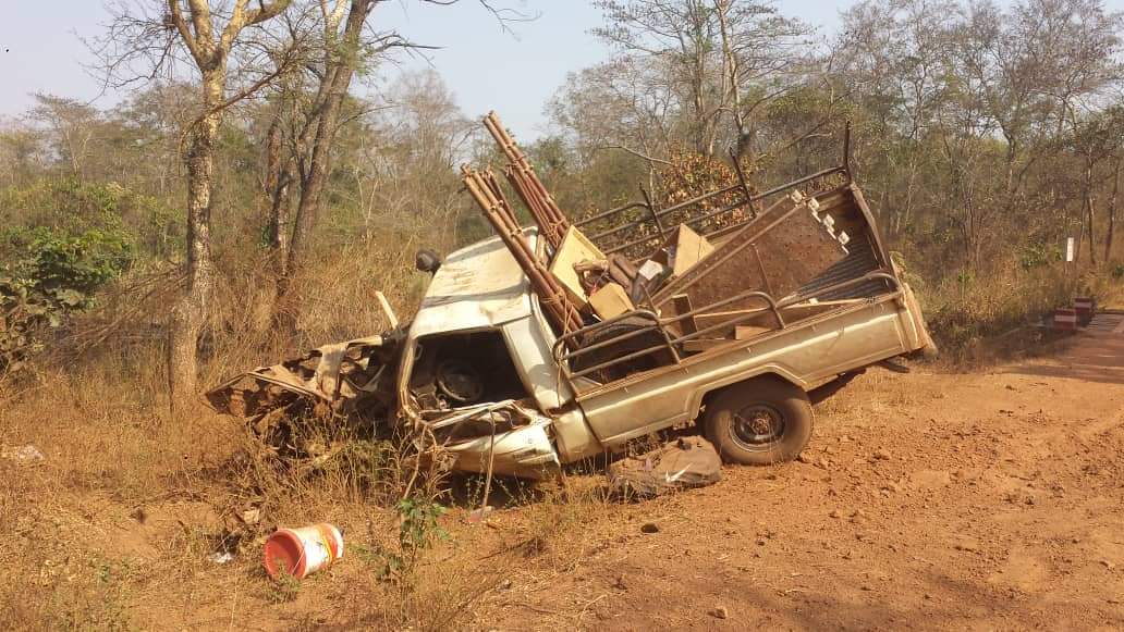 LeuRolf's tweet photo. Le Toyota Land Cruiser d'un prêtre de Bozoum a roulé aujourd'hui sur une mine artisanale. Les 6 passagers sont dans des situations critiques. Avant-hier, 2 militaires ont perdu la vie dans cette localité alors que leur moto a sauté sur une mine. 
@fmazet
@LCorreau 
@ayanguendji https://t.co/aVggj4oUdf