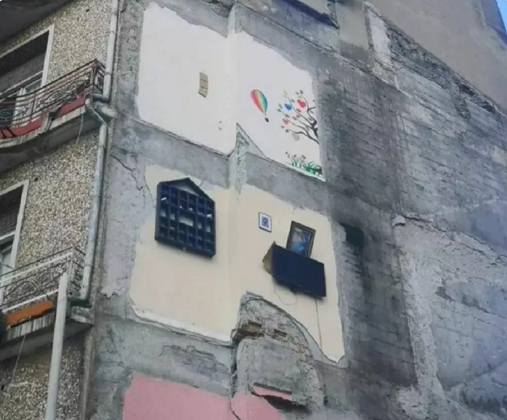 Arada duvar YOK..! Yan binanın duvarları kullanılmış..!

Yatacak yeriniz yok şerefsizler..!!!

#hatayiskenderun 
#AFAD 
#Ahbabderneği 
#polis 
#yagma 
#depremzede 
#Ahbapaguveniyorum 
#KAHRAMANMARAS 
#Gaziantep 
#Malatyaahbap 
#Turquia 
#Erdogan