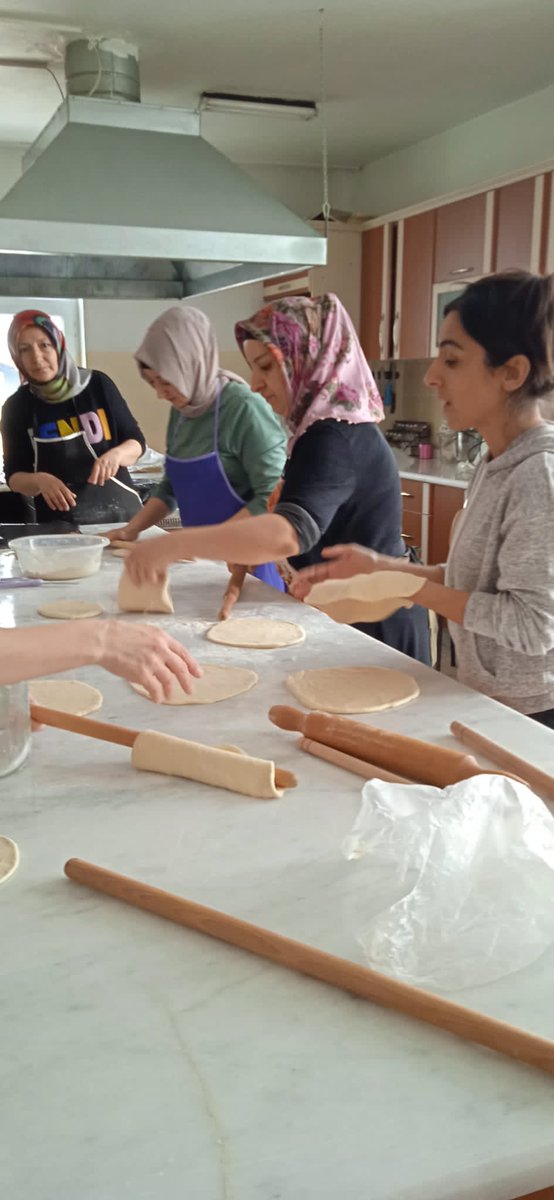 aksarayhem68's tweet photo. Kurumumuz bünyesindeki öğretmen,usta öğretici ve kursiyerlerimiz tarafından dikilen kışlık kıyafetler ,battaniyeler ve yapılan ekmekler, Valiliğimizin koordinesinde depremde zarar gören kardeşlerimize gönderiliyor.Kalbimiz sizinle..
@hmzaydg 
@aksarayvaliligi 
@haciomerkartal https://t.co/D7UtQCJA7k