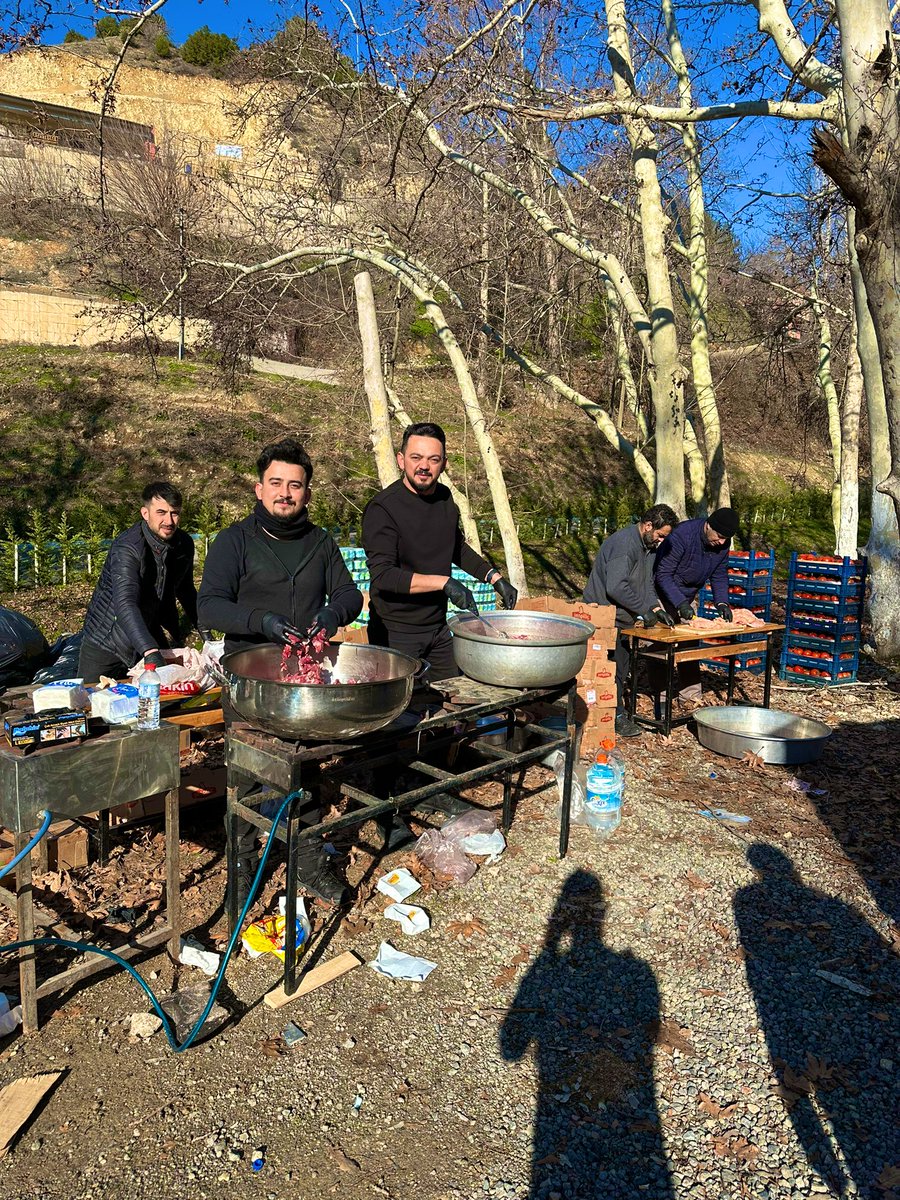 ykp_mhroglu's tweet photo. BİZİ BU YOLDA MADDİ MANEVİ DESTEKLEYEN
GÜZEL İNSANLARA SELAM OLSUN 2 GÜNÜ
TOPLAMDA 8.000 ADET EKMEK ARASI İLE
Şirvan Yücel KARDEŞİMİN ELLERİNE SAĞLIK
YARIN DEVAM DİYORUZ TÜM GAYRETLE #deprem #Kahramanmarasdeprem #depremzede #gececek https://t.co/DARCnUOGci