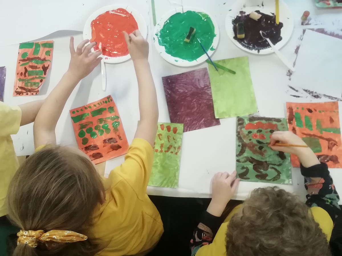 Year2OMG's tweet photo. Loving the concentration and thought that went into our mark making in art today! #exploringcolour https://t.co/eduin8CnhH