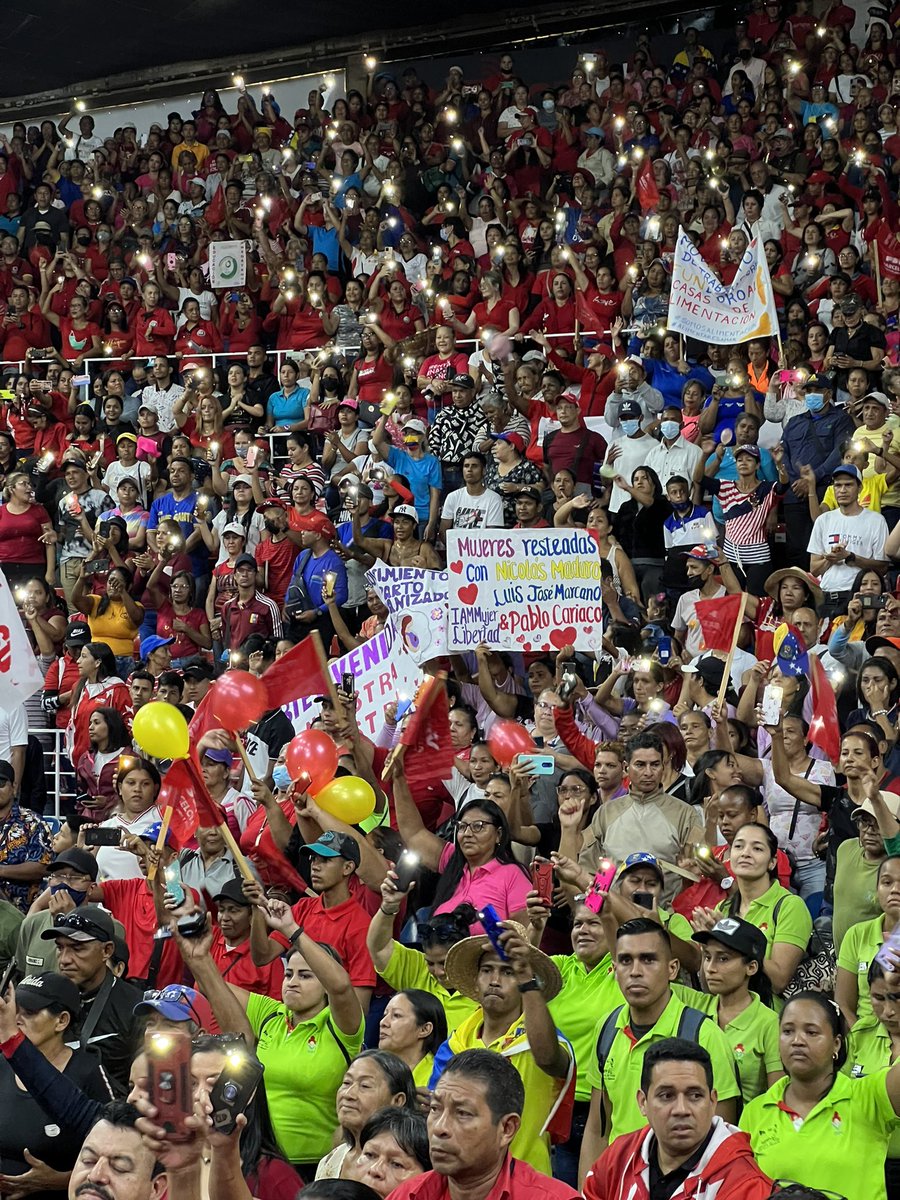 #EnFotos 📸 ¡Qué energía! 🔥🙌🏽❤️

Con alegría y mucha fuerza revolucionaria llegamos a Anzoátegui para juramentar al equipo político estadal del PSUV y JPSUV. 

<a href="/NicolasMaduro/">Nicolás Maduro</a>