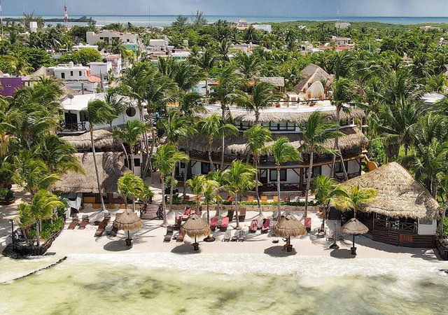 The Beachfront Hotel La Palapa is conveniently located in the popular Holbox Island area: an idyllic oceanfront location at just one minute walking away from the main square in the center of the tranquil Holbox village (Mexico).
adults-only-guide.com/beachfront-hot…
