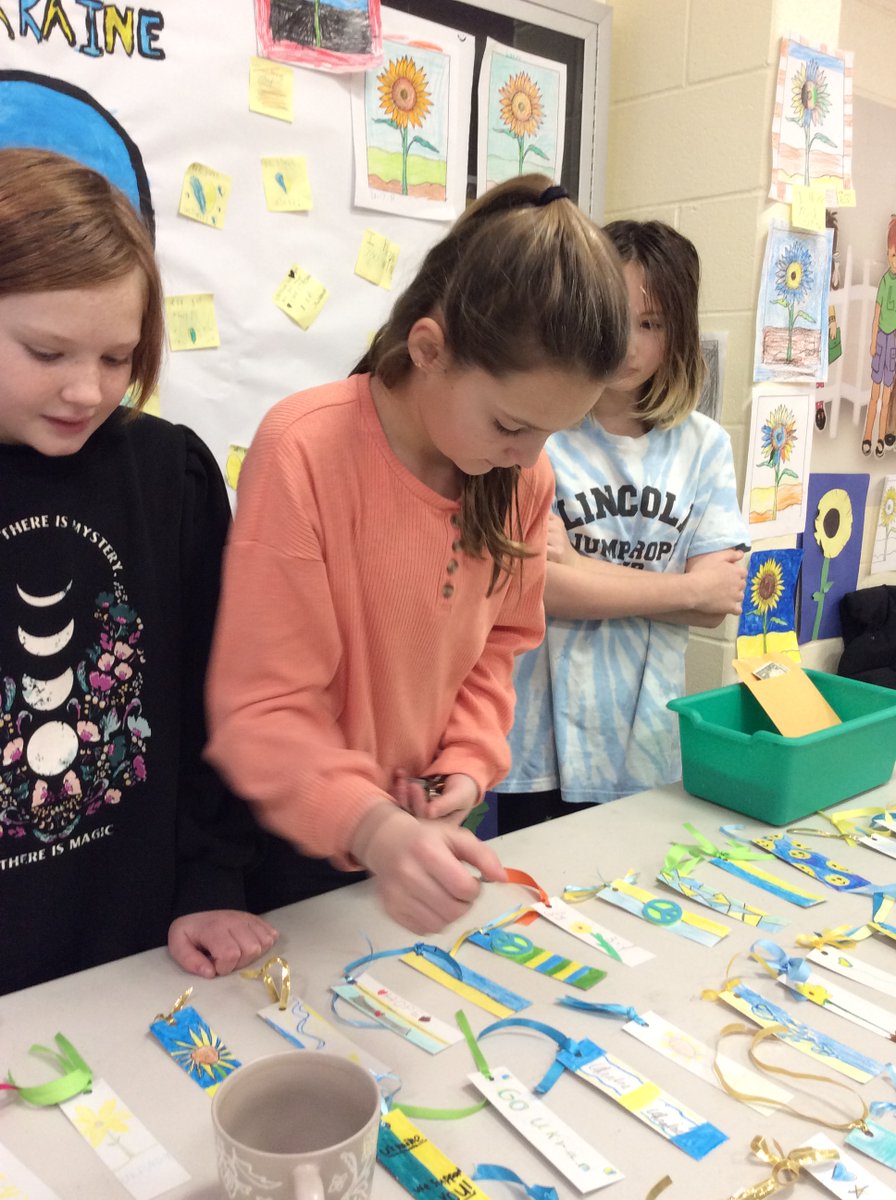 LkwdService's tweet photo. Our bookmark sale was a success!!  @LkwdSchools @LkwdLincoln https://t.co/xexjzlflNn