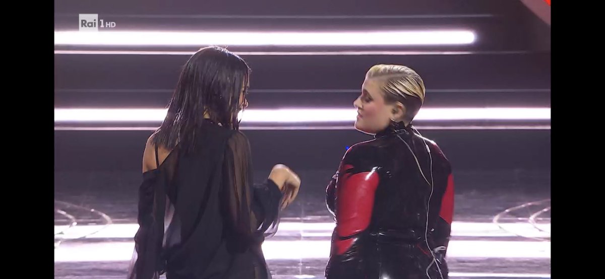 aleferaz's tweet photo. LORO DUE SEMPLICEMENTE SERVENDO E SFAMANDOCI #Sanremo2023 https://t.co/RTJbfVAVWH