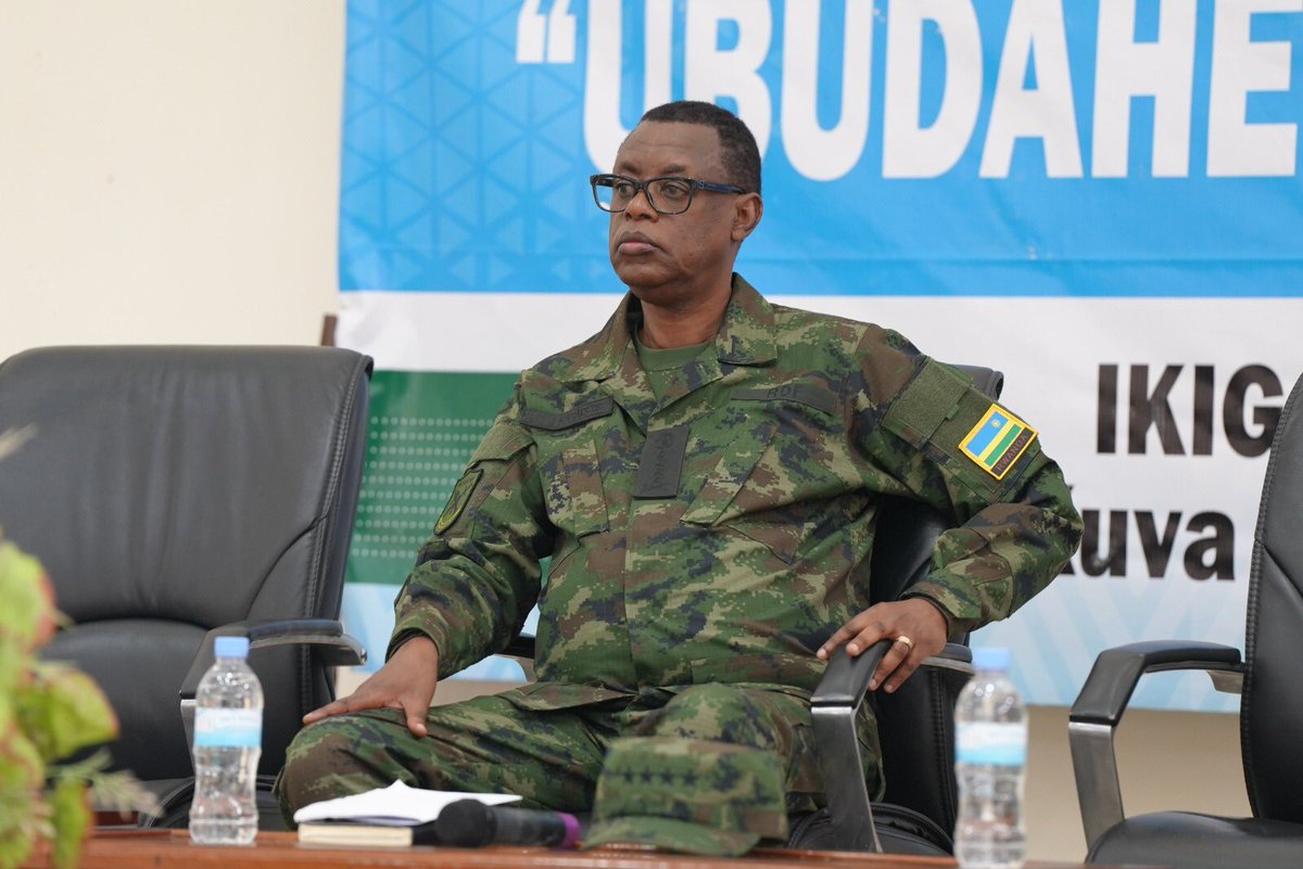 IBUKAYouth's tweet photo. “Mukwiye kwigira ku ngorane twagize mu rugamba rwo kubohora igihugu, mugakuramo indangagaciro zo kwihangana, gukomeza intego, ubumwe ndetse no gukunda igihugu. Mukomeze gusigasira ibyagezweho, muguhesha ishema igihugu cyanyu”
General @KabarebeJames 
#IntagamburuzwaVIII https://t.co/0e0sQCBsJL