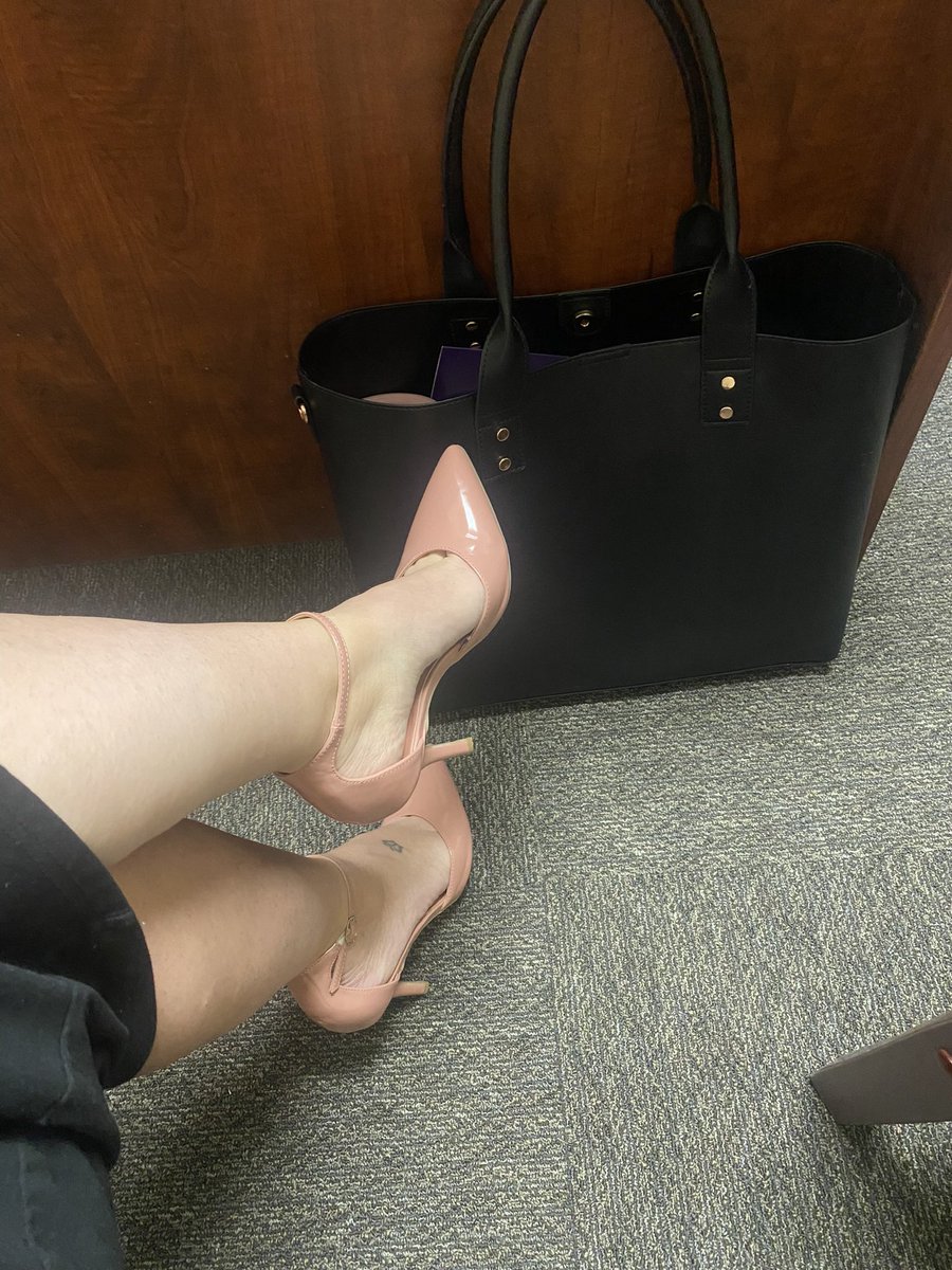 LoudaVett's tweet photo. A little office photo shoot on a Friday afternoon never hurt anyone 😜💁🏻♀️ #PinkVibes #FavoriteHeels 💞 https://t.co/TEUA9my1mj