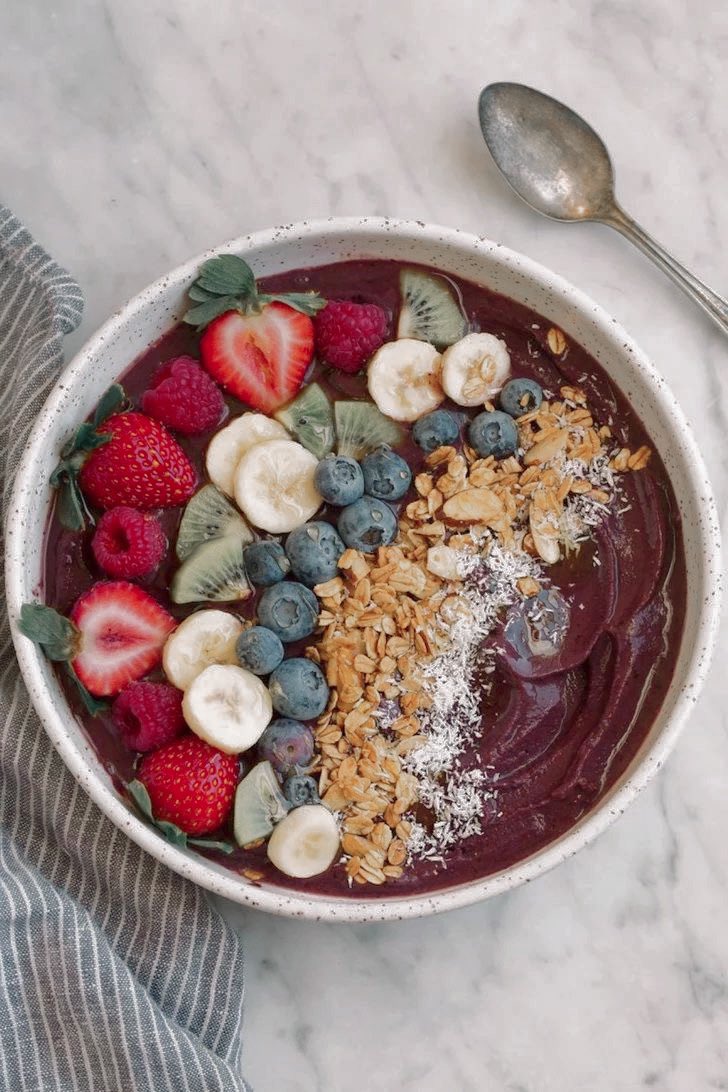Hola qué tal, hice Açaí bowls con fruta, frutos secos y granola, porque son mi desayuno favorito, y también se ven muy bonitos, MÍRENLOS. 

Saqué mi lado más perfeccionista para hacer todo el plato súper simétrico, así que si van a probarlo no lo desarmen. Gracias.