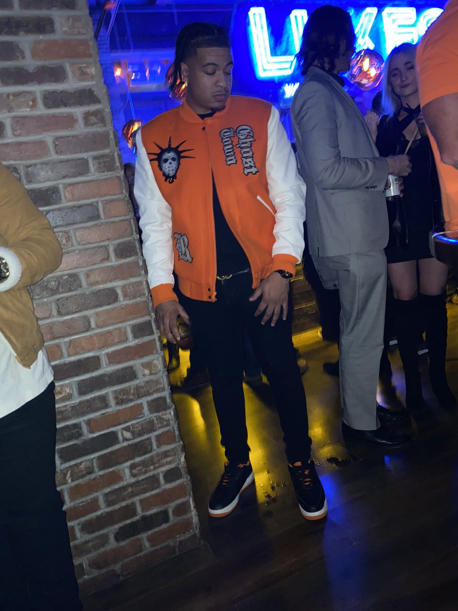 theDeePhillips's tweet photo. Downtown Nashville mfs gone photobomb yo ass fasho lol https://t.co/5nJNK642qT
