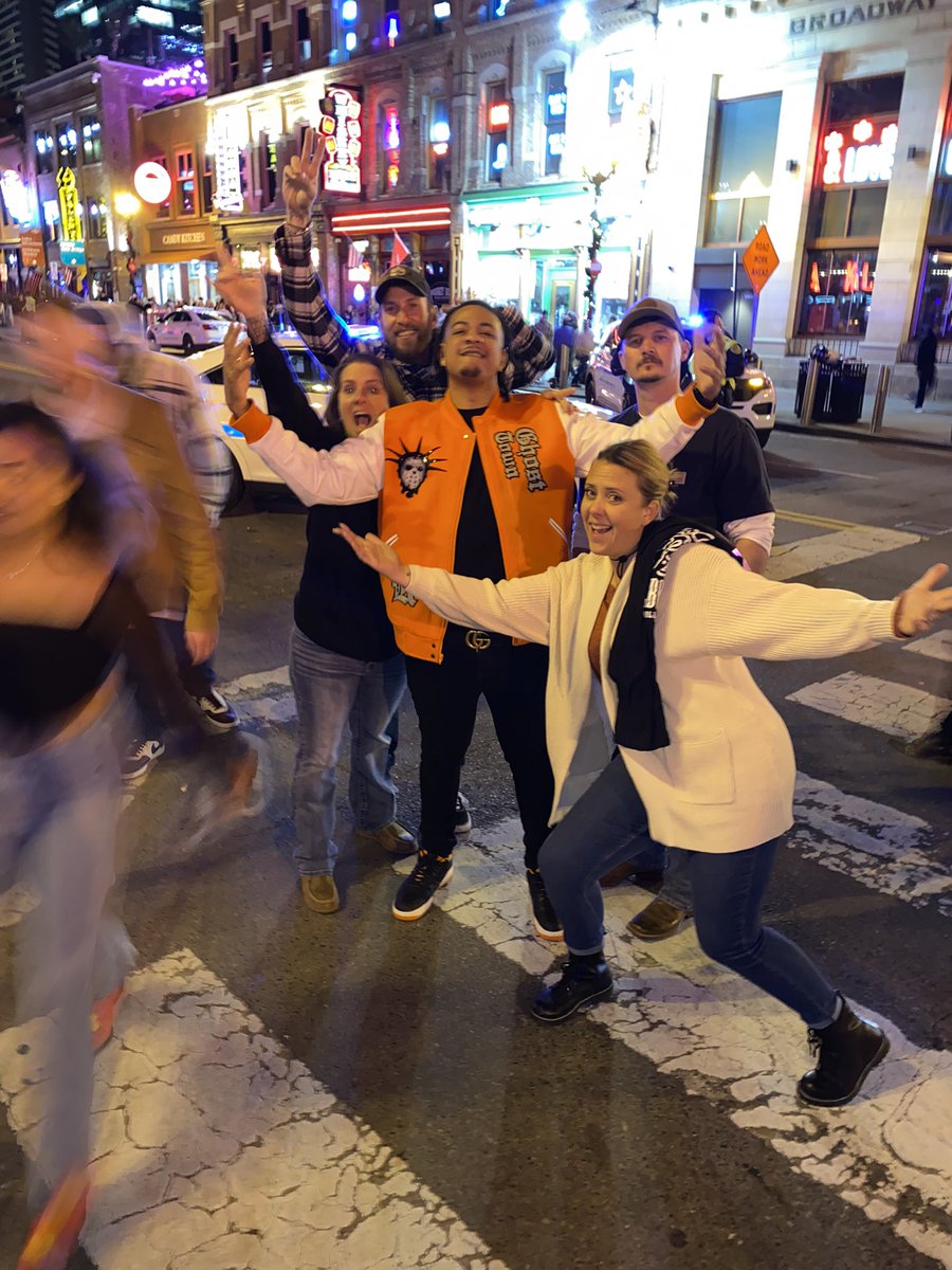 theDeePhillips's tweet photo. Downtown Nashville mfs gone photobomb yo ass fasho lol https://t.co/5nJNK642qT