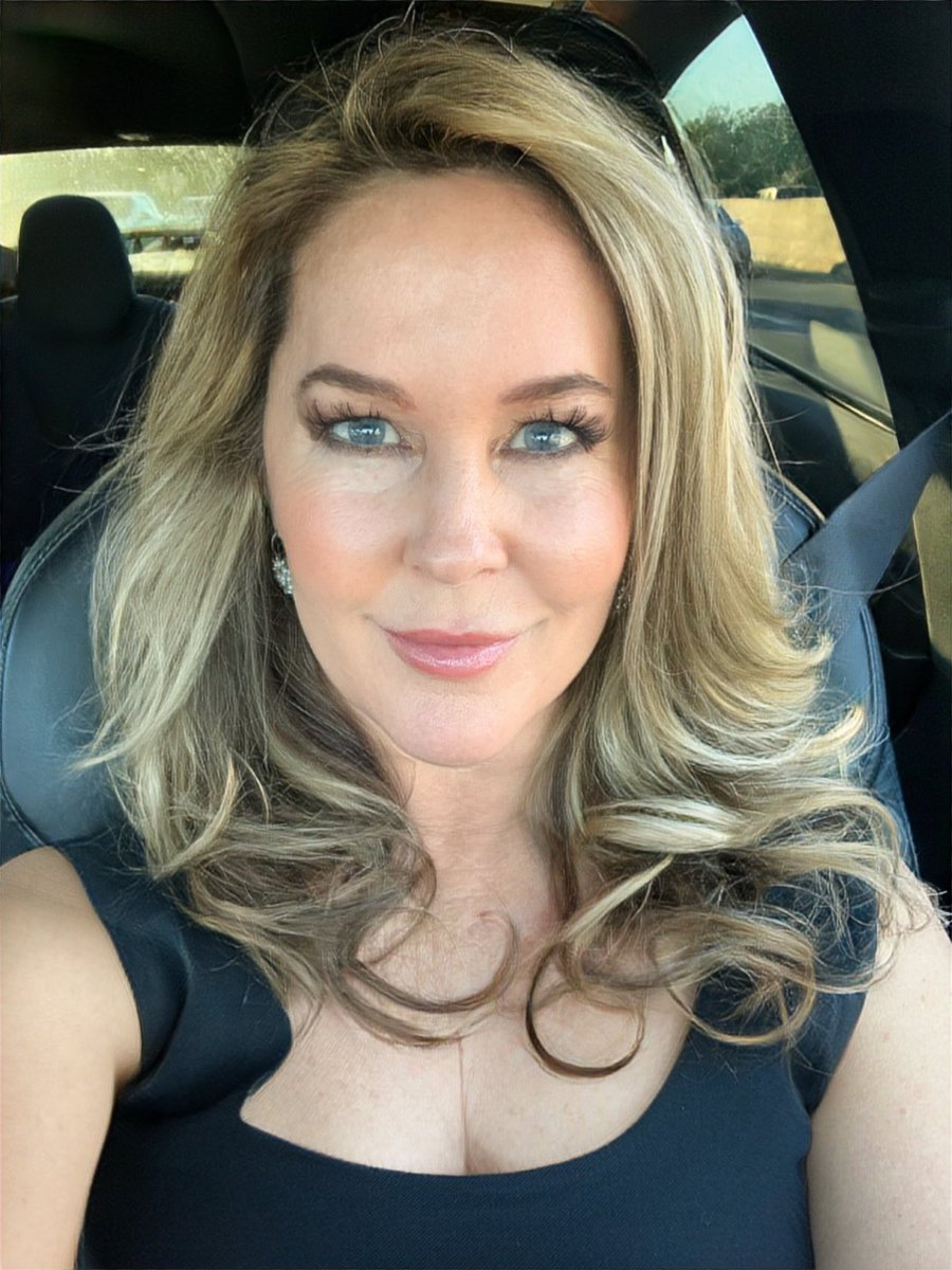 Erin_Murphy's tweet photo. Heading into the weekend. Looking forward to a birthday party &amp; some football! 🏈 https://t.co/py5ITbVRQv