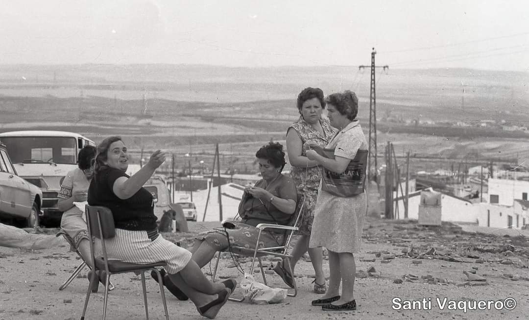LovingMadrid_'s tweet photo. Santi Vaquero retrata su #barriodePalomeras en los 70' y 80' en esta #expofotografica "Un Barrio Saliendo Del Barro" hasta el 5 de marzo en C.C. Paco Rabal de #entrevías sobre la realidad de #Vallecas: casas bajas de migrantes, austeridad y vecindad @JMDpvallecas @JMDvivallecas https://t.co/VIEyJBlv1d