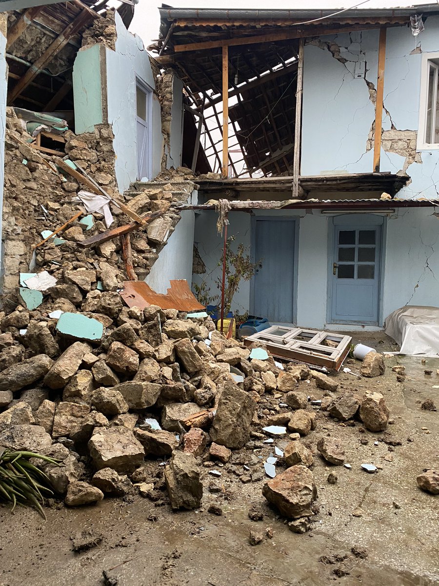 UmuutGeldi's tweet photo. #Altınözü kaderine terk edilmesin. Özellikle çadıra ihtiyaç var. #hatay #deprem #antakya https://t.co/ZIP9YNAzTN