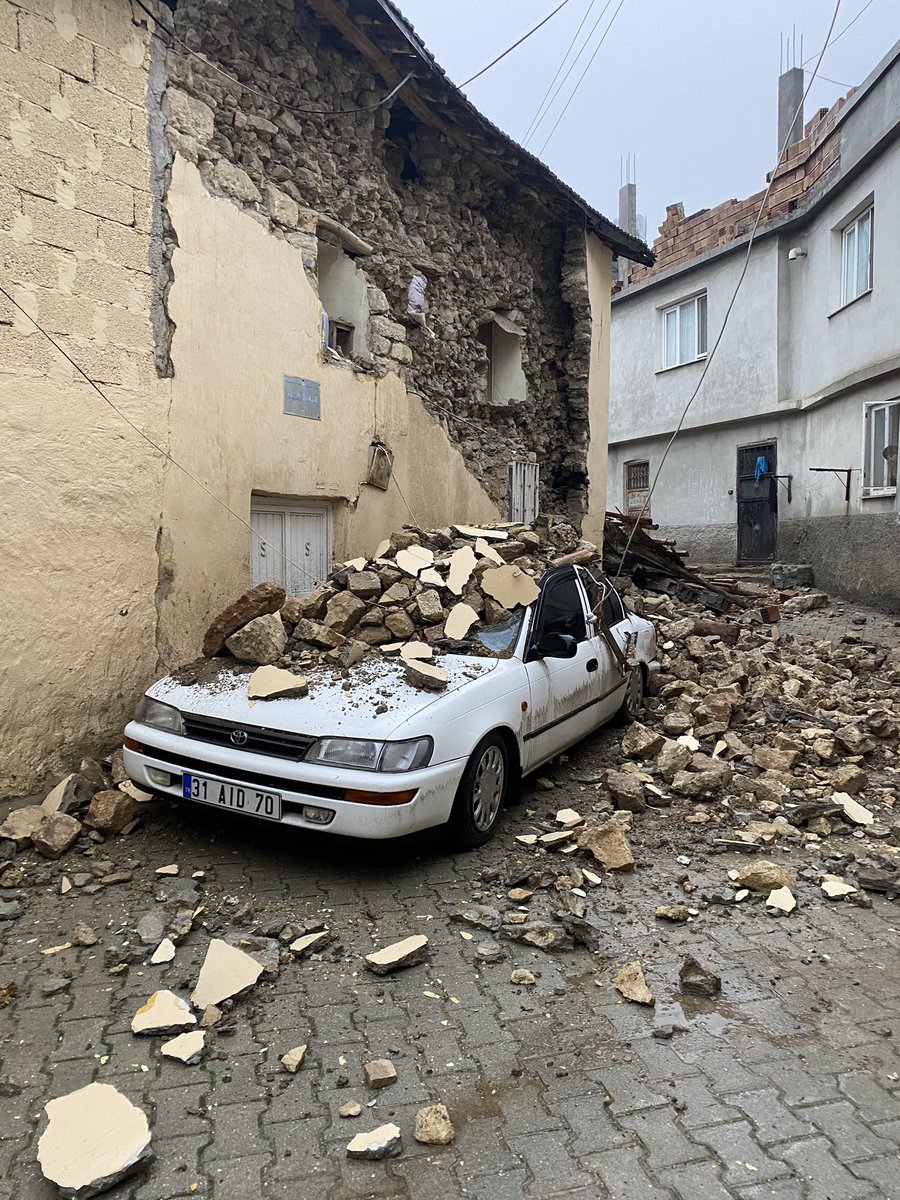 UmuutGeldi's tweet photo. #Altınözü kaderine terk edilmesin. Özellikle çadıra ihtiyaç var. #hatay #deprem #antakya https://t.co/ZIP9YNAzTN
