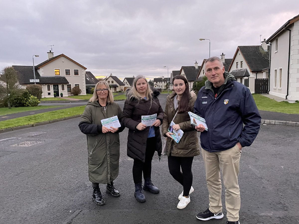 DeclanKearneySF's tweet image. Lots of engagement across #Crumlin this evening delivering @southantrimsf Nuacht.

Local people are angry at the DUP’s refusal to restore power sharing &amp;amp; the stalling of Dáithí’s Law.

They want a new Executive to deliver good public services &amp;amp; to stand up for workers &amp;amp; families.