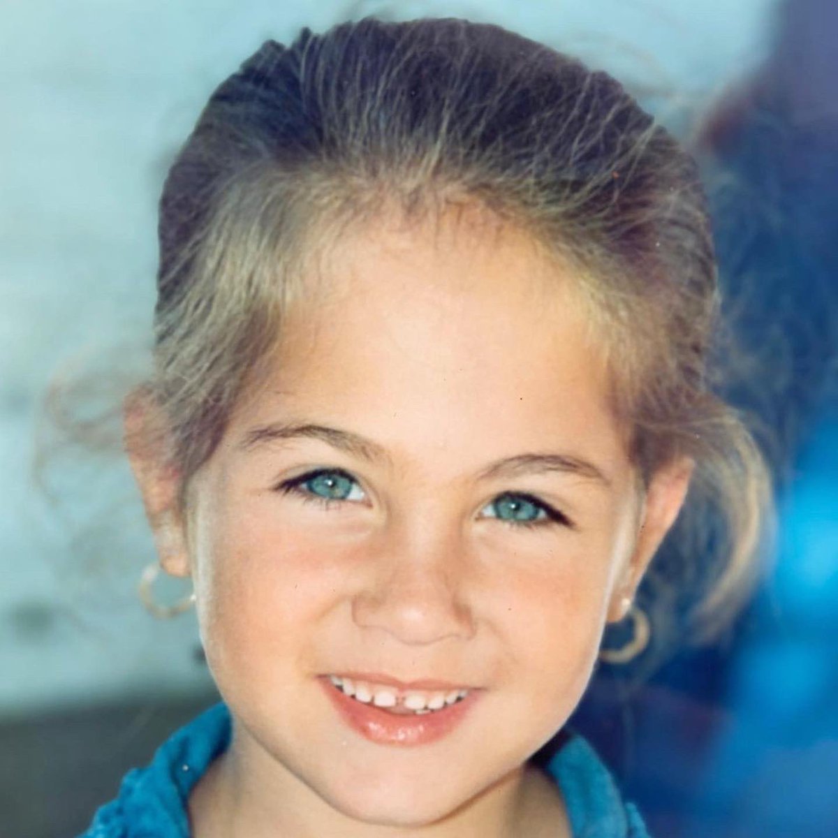 theshirarose's tweet photo. 5 yr old Shira already knew that eating was shameful and bad and that her body was wrong. 5 yr old Shira knew that in order to be accepted and loved, she needed to lose weight. But because food was forbidden, Shira started sneaking food as early as 7. By 10, she was purging. https://t.co/jxKuHaCLQ1