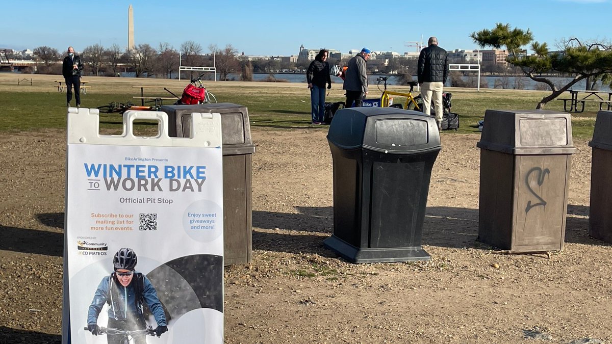 BikeLeague's tweet photo. Happy #WinterBikeToWorkDay!❄️
Braving the cold and riding year-round can:
💚 Supercharge your immune system
🤩 Boost your physical and mental health
💵 Save you money
We stopped by @BikeArlington's #WBWD pit stop this morning on our way into our D.C. office 🚴♀️ https://t.co/qTRrjClofZ