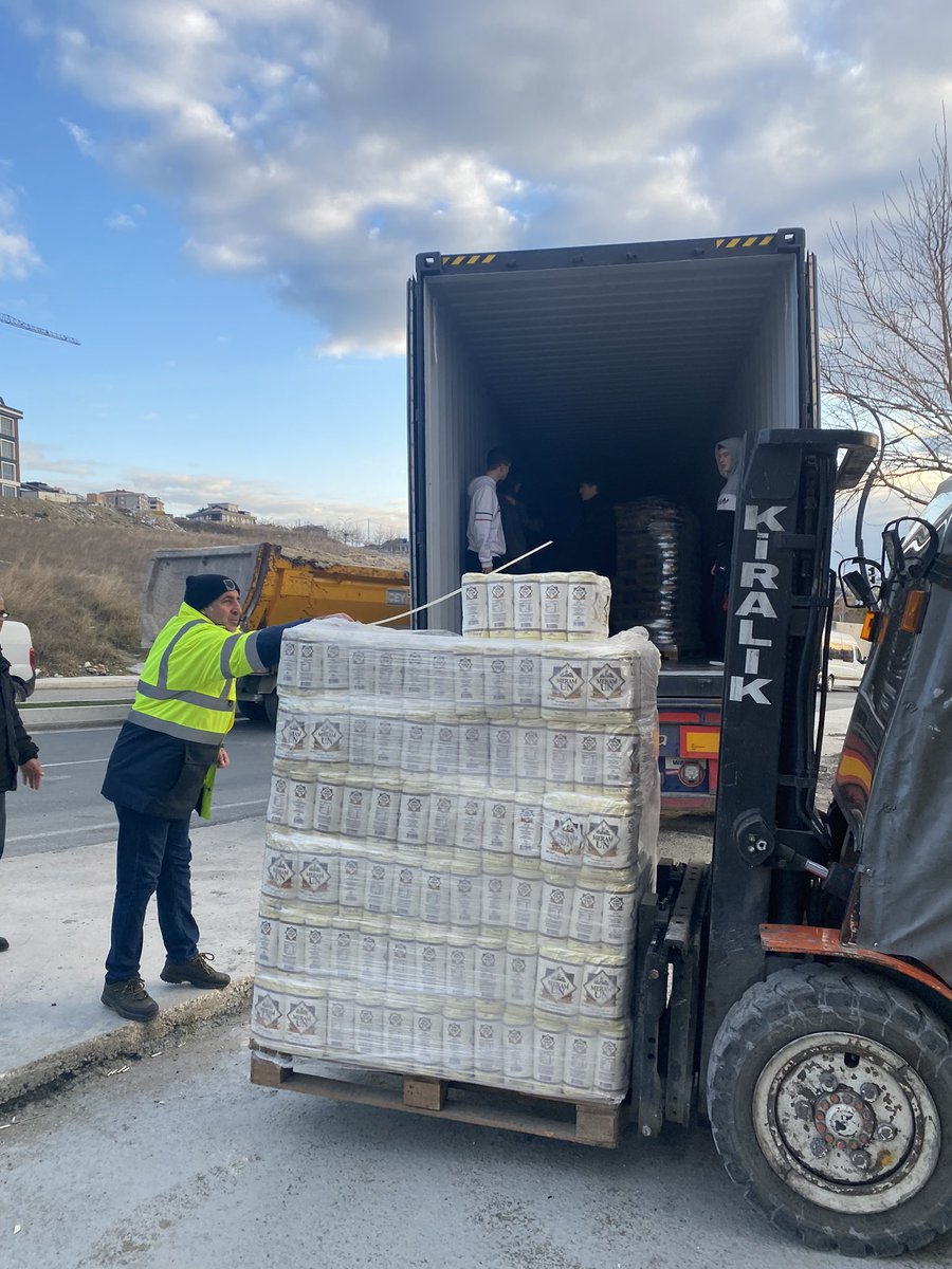 vehbiorakci's tweet photo. Son tırımızı yükledik ve deprem bölgesine doğru yola çıktık. 
Kuru gıda, medikal ürünler, battaniye, ısıtıcı, çocuk bezi,bot ve polar takımlarla kardeşlerimize gidiyoruz. 

Medilife Hastahanesi personeli,Tokat derneklerine ve fedakar AREV gönüllülerine ￼hasseten teşekkürler https://t.co/EXDR6xdXR4