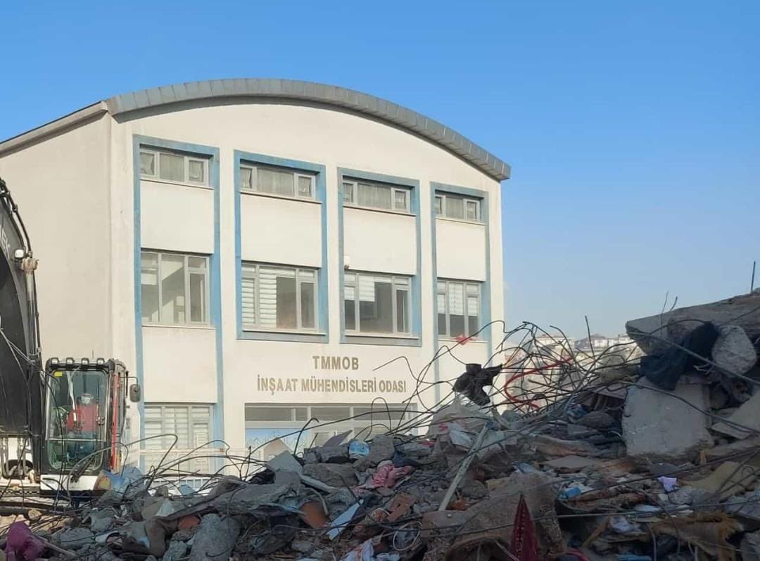 Felaketin ortasında kalmış İMO binası, camları dahi kırılmamış. Bilimi reddetmeye, cehaleti yüceltmeye, tüm mesleklerin içini boşaltmaya devam ettikçe benzer manzaraları çok görürüz. Ben #inşaatmühendisliği mesleğimi gururla icra etmeye devam edeceğim. #deprem