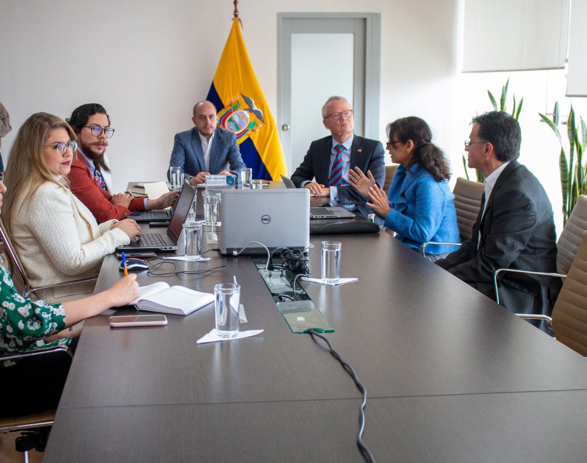 Produccion_Ecu's tweet photo. ¡1er medicamento ecuatoriano🇪🇨 a la Unión Europea🇪🇺!

Ministro @pradojj se reunió con el embajador de Alemania🇩🇪en Ecuador, Philipps Schauer, quien dio a conocer el proyecto de inversión que efectuará la compañía alemana @grunenthalgroup, relacionada al sector farmacéutico. https://t.co/Qsdrn2WXZJ