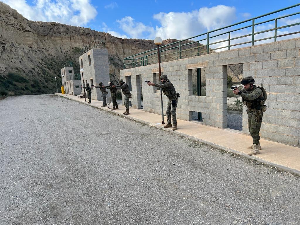 COMGECEU_ET's tweet image. Esta semana ha seguido la preparación en el Campo de Maniobras y Tiro Álvarez de Sotomayor de #Almería del personal de @COMGECEU_ET que forma el contingente A/I XVIII y desplegará en mayo en el marco de la operación #InherentResolve @CJTFOIR @IraqNato 
@MCANA_ET
@EjercitoTierra